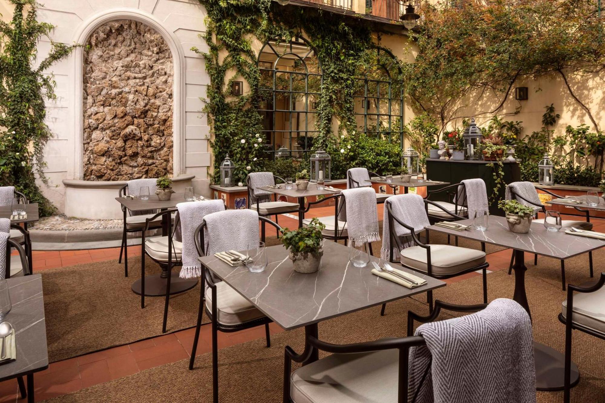 Tivoli Palazzo Gaddi Firenze Hotel Buitenkant foto The patio at the hotel